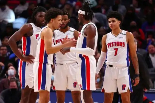 中国最孤独的奥运冠军，一人走过终点夺得冠军，却发现教练组弃她而去（中国奥运冠军的孤独瞬间：独自冲线夺金，回头不见教练组）