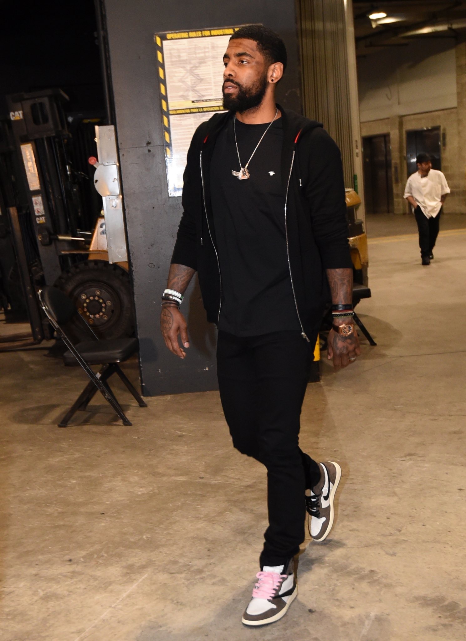 亚精英赛半场：陈威屡献神扑力保城池，海港0-0柔佛新山（亚精英赛半场：陈威高接低挡稳住阵脚，海港0-0暂平柔佛新山）