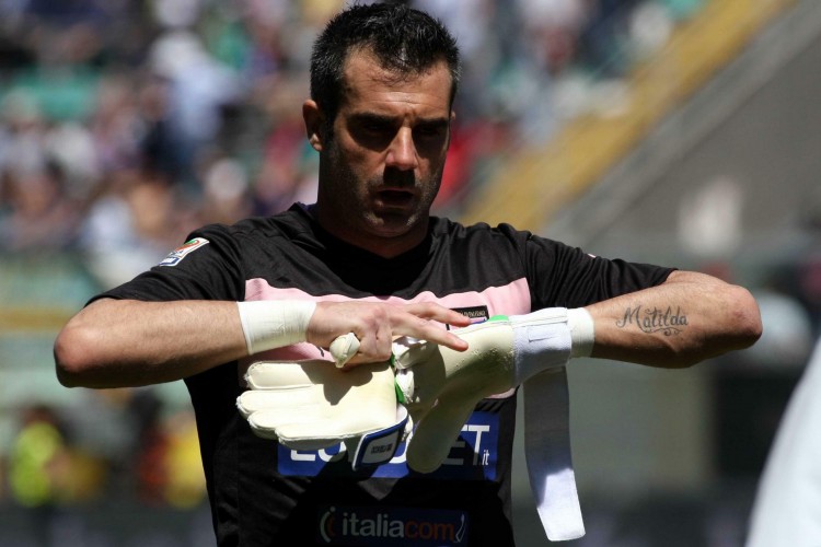 中超比赛亮点：上海海港2-1取胜山东泰山,（中超焦点战：上海海港2比1力克山东泰山）