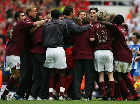 足球英超豪门逆转取胜，主帅赛后握拳怒吼