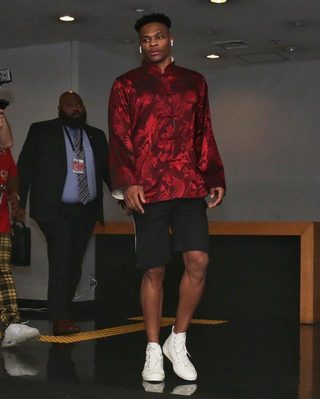 巴萨前高管：皇马就像校霸，只敢狂扁小朋友，碰到强的就缩了（巴萨前高管：皇马像校园恶霸，只会欺负弱小，遇到强者就怂）